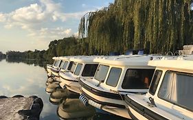 Old Willow Houseboats